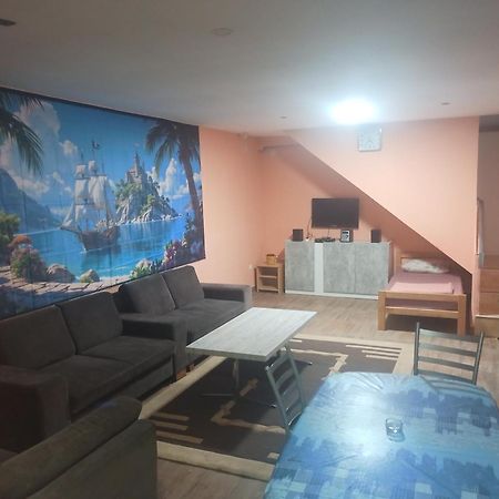 Red Apartman تريبينيي المظهر الخارجي الصورة