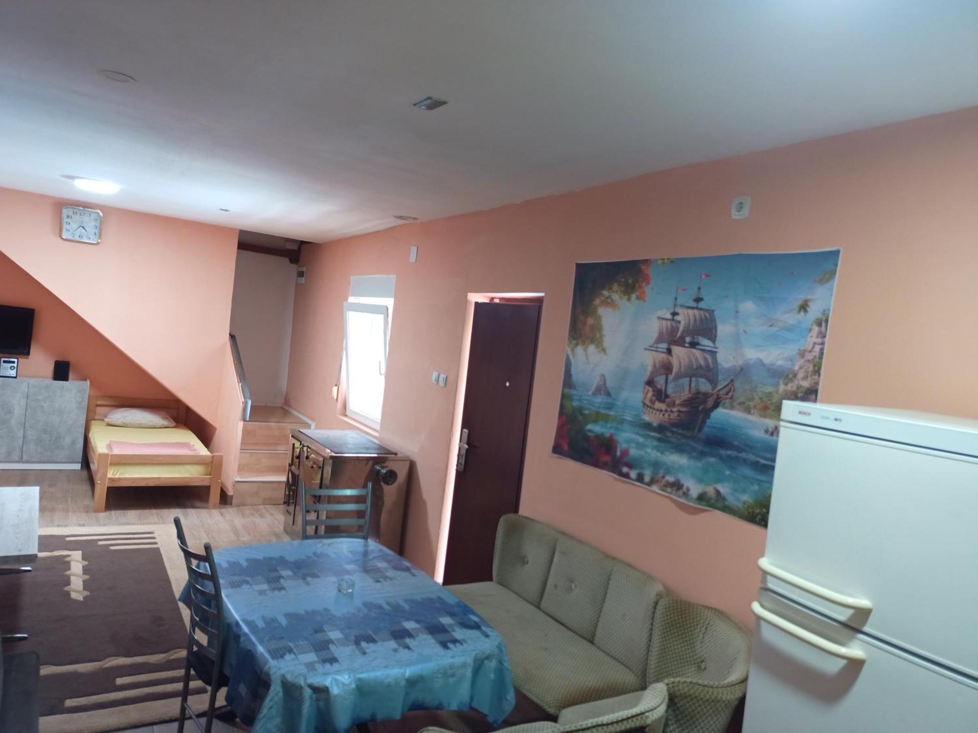 Red Apartman تريبينيي المظهر الخارجي الصورة